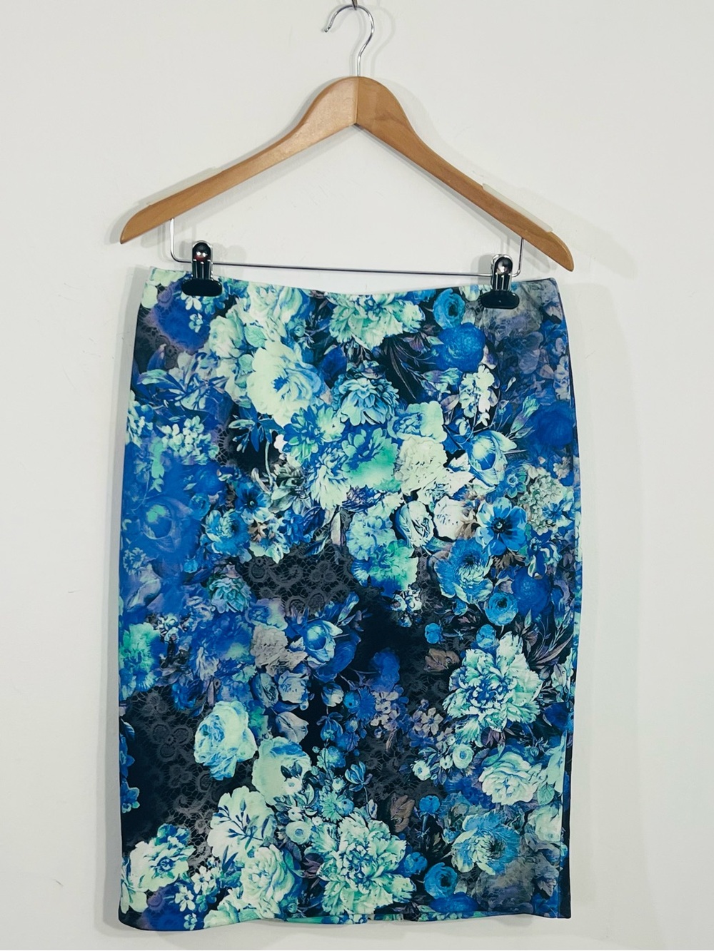 ECI Blue Floral Stretch Straight Pencil Knee Skirt Size Large Colorful